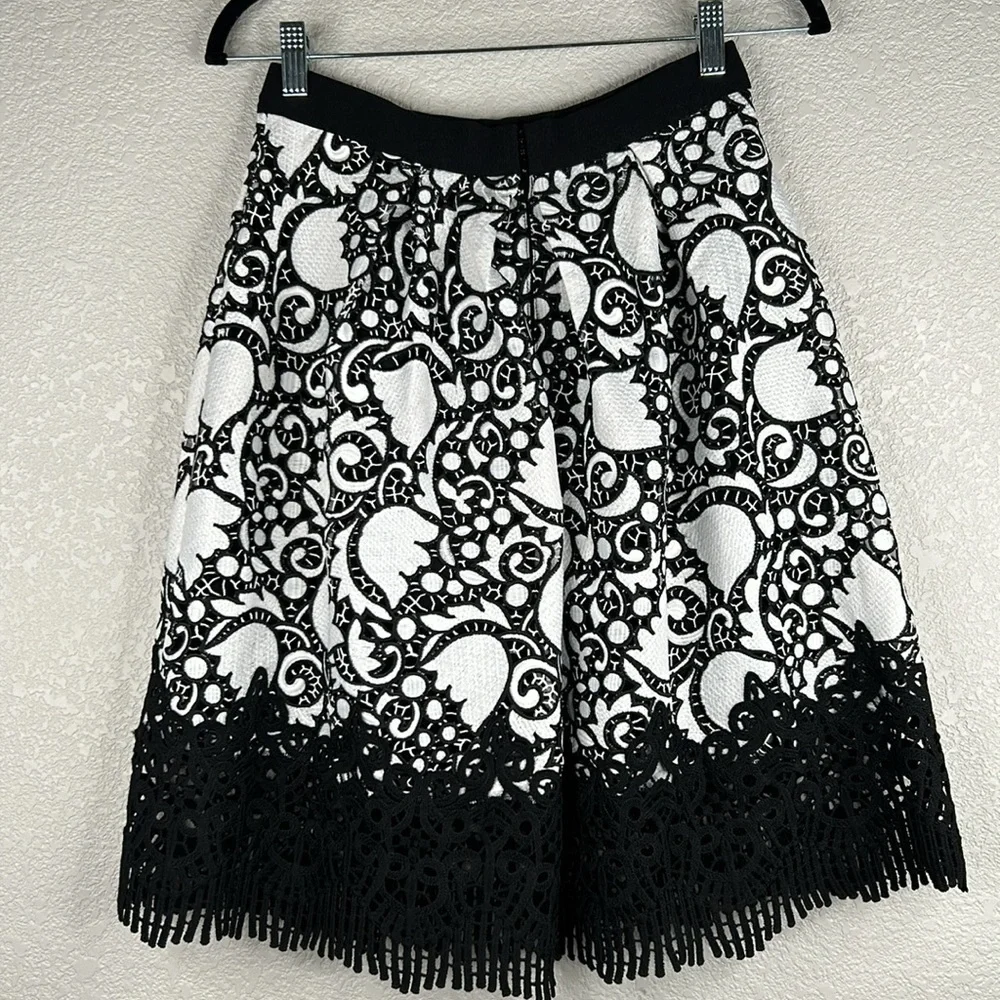 Ann Taylor Black & White Embroidered Floral Midi Circle Skirt Size‎ 2P